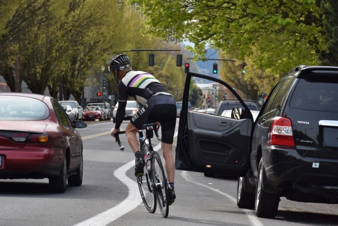 Resultado de imagen para el choque de la puerta del ciclista